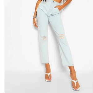 Storlek 36 mom jeans - Aldrig använda de är tyvärr för små men de är super snygga priset är 200 men det kan diskuteras i kommentarsfältet leveransen är 66kr köparen får stå för det själv. Skickas med spårbar leverans. De kmr vara styrkta och fin packad.