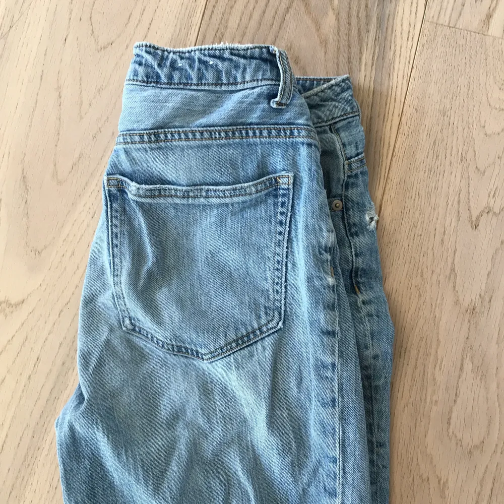 Blåa jeans med slitningar. Från H&M i storlek 36.✨. Jeans & Byxor.