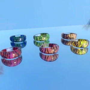 RINGAR I RESIN PACK 🐅💖 - Hej! Säljer dessa gulliga kit med tigermönstrade ringarna! Sjukt snygga och perfekta nu till sommaren! Ringarna varierar i storlek, skriv om du vill veta specifikt 🥰🐅 alla 6 ringar för 80kr💖 GRATIS FRAKT 💖 asnajs att matcha med bästis, pv/fv osv! 