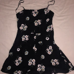 Jumpsuit - Använd fåtal gånger, inga synliga tecken på användning. Strl 34 från H&M. Snörning i ryggen och dragkedja i sidan. Betalas via Swish, frakt står köparen för. 