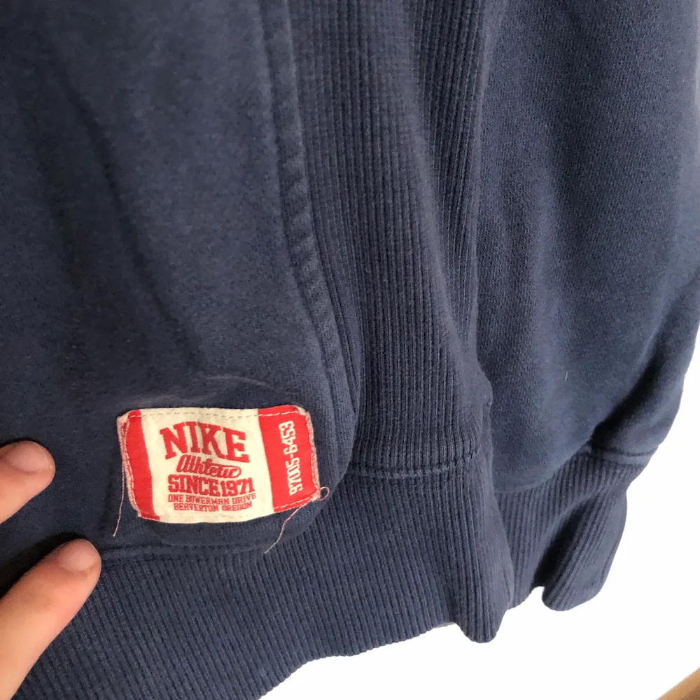 Vintage Nike Spellout sweatshirt i mörkblåfärg. Loggan är i röd och vit färg och tröjan ör i bra skick. Storlek Small.. Tröjor & Koftor.