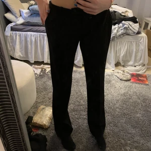 Byxor - Byxor skick 10/10 köparen står för frakt , har sytt ner dom själv så de blev lågmidjade. 