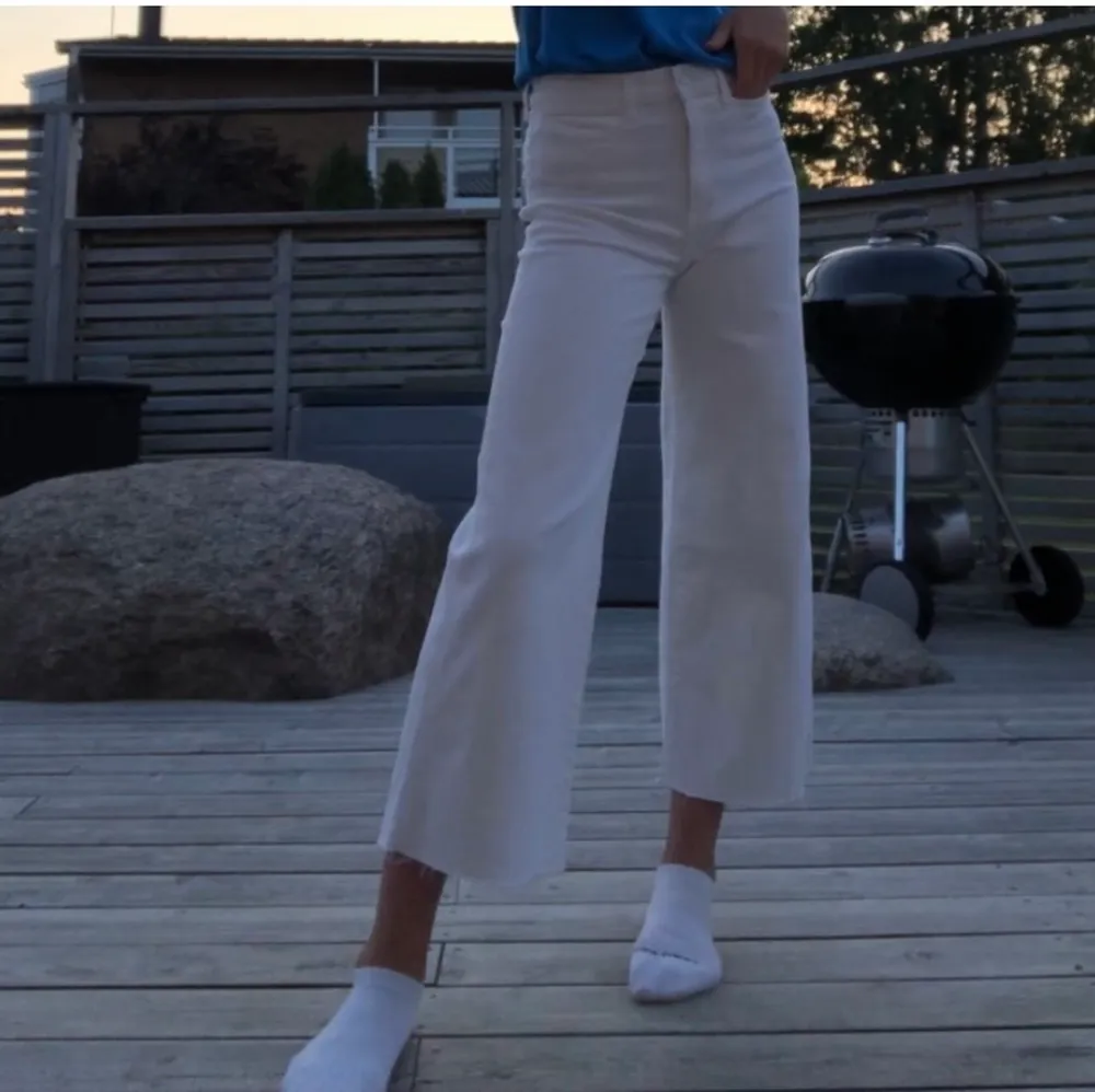 Så coola vita jeans från H&M. Säljer då jag tycker de är lite korta på mig som är 172. Inte mycket använda så inga synliga defekter 🌼. Jeans & Byxor.