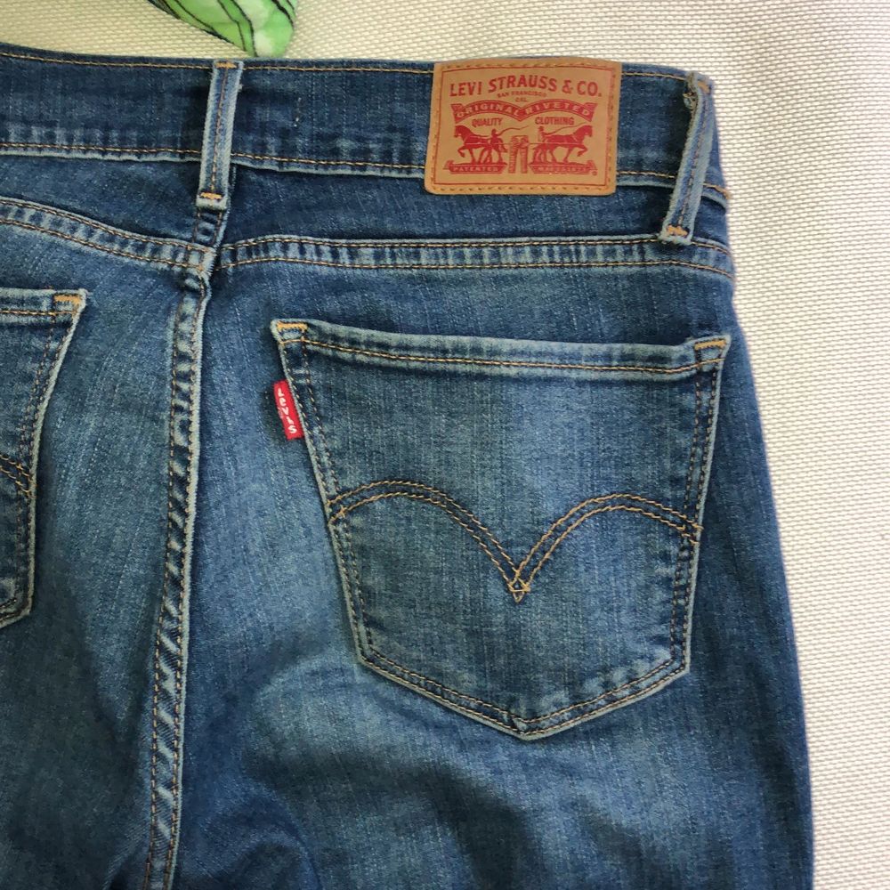 Ett par superfina blåa Levis jenas i storlek 25. Fin färg och sitter som en smäck. :))😍🤩😄😄🌟 #levis #jeans #superfina . Jeans & Byxor.