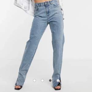 Ett par så snygga jeans med slits som tyvärr börjar blir lite små för mig. Köpta på ASOS i somras och har inte använts så mycket sedan dess. Jag är 169 och de är lite långa på mig, därav är de tyvärr lite slitna längst ner där bak. Observera att färgen är den på sista bilden!!! Köpare står för frakt 💕