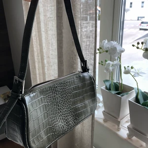 Grön väska - Super snygg väska i en cool grön färg. Väldigt rymlig för sin storlek och även väldigt användbar. Säljer pga den inte kommer till användning löngre och den är väldigt sparsamt använd därav inga skråmor alls! Från Gina, köpt för 300kr💖