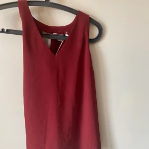 röd blus - röd blus, säljer för 80kr och köparen får stå för frakt.
