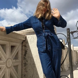 Jumsuit i tuntjeansmaterial 💖 - Säljer denna jättefina jumpsuiten ifrån bershka i st S som jag tyvärr inte använder längre men som jag älskar! 💖