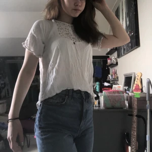 Vit blus - Storlek 134/140 från stories for girls. Den är väldigt fin men använd inte, haft den orörd ett par år. Har förmodligen slutat säljas