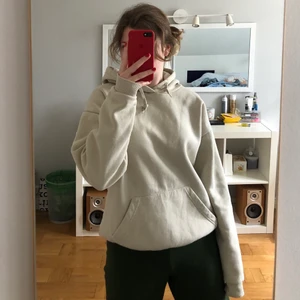 Bra standardhoodie! - Ljusbeige hoodie från Prettylittlething. Använd 1-2 gånger och är superskön 😆💓 Det står storlek S men passar absolut XS-M