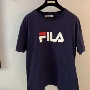 Snygg Fila t-shirt  - Jättesnygg mörkblå Fila t-shirt som passar till allt! Det finns lite defekter på själv trycket som beror på tvätt annars är den som ny!💗 säljer pga att jag inte har användning för den längre.                                         ❗️skriv till mig vid intresse och busa i kommentarsfältet❗️