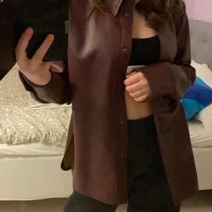 Läder jacka - Skitsnygg jacka som jag aldrig använt eftersom jag inte kunnat ha den till något! Frakt tillkommer på 66kr spårbart ❤️ SNABB AFFÄR= 200kr+frakt❤️