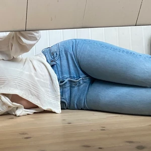 Jeans från & Other Stories  - Superfina jeans från & Other Stories! Storleken var för liten för mig så dessa pärlor söker ny ägare! Pre loved! Original pris 850kr