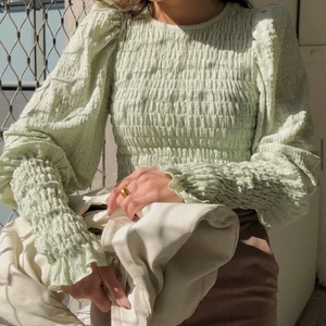 Blus från Gina Tricot - Säljer den här supersnygga pastellgröna blusen/toppen från Gina tricot. Den är helt ny och aldrig använd(lappen kvar). Storleken är S och jag skulle säga att den är vanlig i storleken. Nypris är 349kr. Köparen står för frakten💚💚💚. https://www.ginatricot.com/se/klader/toppar/smock-top-892885134 för fler bilder💕