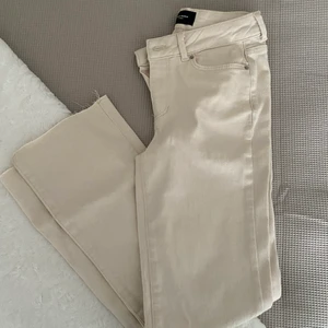 Beige straight jeans - Supersnygga oanvända beige jeans i rak modell! Strl XS men passar även S. Kan skicka fler bilder på vid intresse. 150kr + frakt🤍🤍 