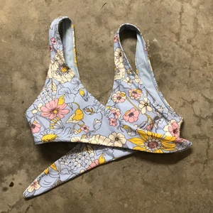 Söt bikini-topp - SUPERHÄRLIG och somrig topp. Knappt använd!!