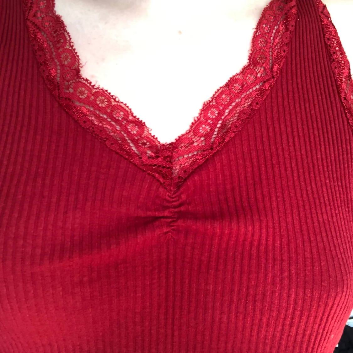 Rött linne med spets  - 90