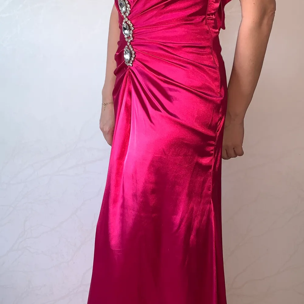 Säljer denna rosa klänning i storlek S. Den är använd en gång för en fest. Kontakta om det finns fler frågor. Kan även skicka fler bilder.. Klänningar.
