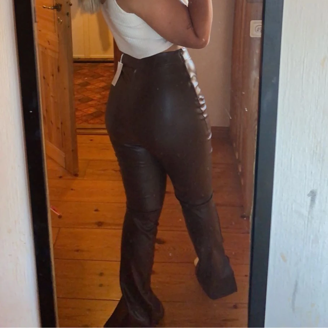 Bruna skinnbyxor med slits - 91