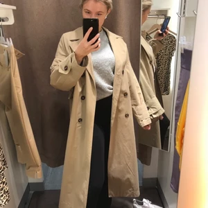 Carin Wester trenchcoat  - Kollar nu intresset på min trenchcoat från Carin Wester i storlek 36, skärp tillkommer. Knappt använd och köpt för 999kr så kom med rimliga bud, slutsåld på hemsidan.