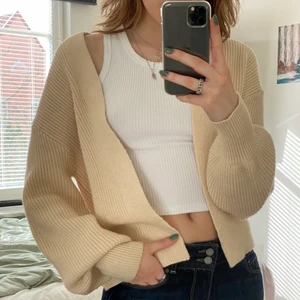 Stickad kofta - En gräddvit stickad kofta från mango som aldrig är använd. Den är extremt mjuk och skön, sticks inte alls !!:)