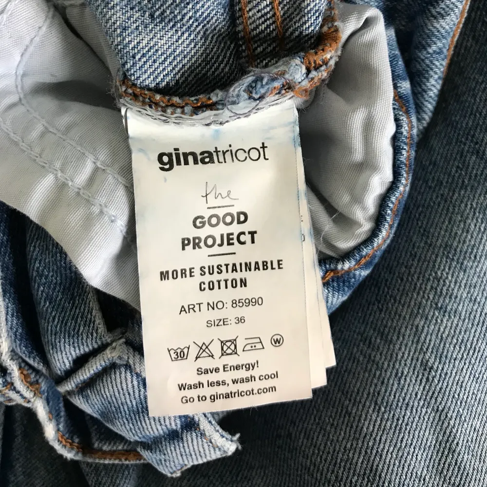 Högmidjade jeans från Gina Tricot i rak modell.  Avklippta nedtill. Innerbenslängd cirka 65 cm. Storlek 36.  Använda men i bra skick. . Jeans & Byxor.