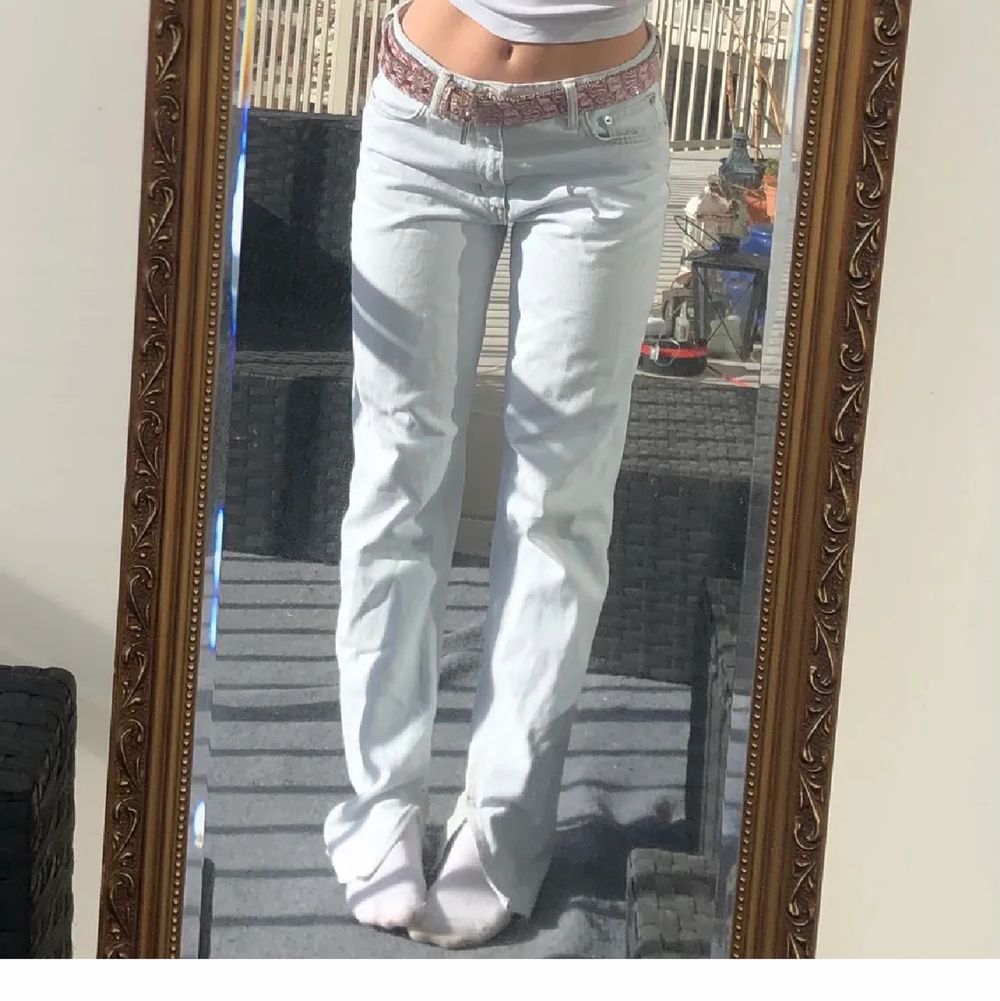Säljer mina älskade zara jeans som inte används :/// De hr en slits längst ner o så fin färg nu till sommar/vår💕💕 Storlek 38 men passar även 36! Helt slutsålda på webb o i butik. Första bilden är inte jag, andra är jag och jag är 176cm💕. Jeans & Byxor.