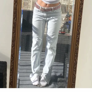 Zara jeans - Säljer mina älskade zara jeans som inte används :/// De hr en slits längst ner o så fin färg nu till sommar/vår💕💕 Storlek 38 men passar även 36! Helt slutsålda på webb o i butik. Första bilden är inte jag, andra är jag och jag är 176cm💕