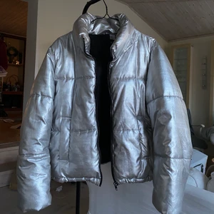 As ball silver jacka - Säljer min så snygga silvriga jacka! Får tyvärr ingen använd av den🥺  Buda från 200kr eller köp direkt för 300kr!