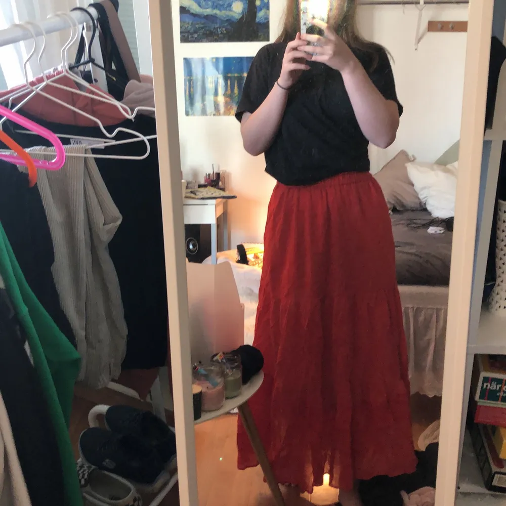 Superfin lång röd kjol från uniqlo, knappt använd❤️ Passar alla storlekar, s-l skulle jag säga! frakt 63. Kjolar.