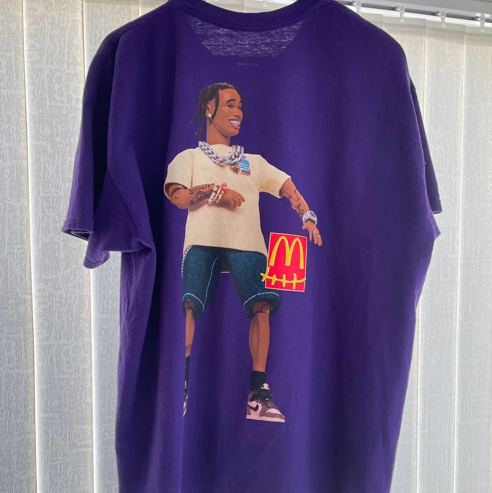 Säljer min Travis Scott Mcdonalds Action Figure T shirt. Köpbevis finns och den är i 10/10 skick. Storlek Large med sitter som en lite pösigare medium.. T-shirts.