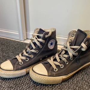 Converse - Svinsnygga populära converse i mörkblå, dom är stora i storleken så dom är 36 men skulle säga att dom passar 37-38! Budgivning om många vill ha💖