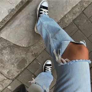 90’s tall jeans💞 - Intressekoll på dessa trendiga, slutsålda jeans från Gina i modellen ”90’s tall jeans”, jag är ungefär 172 och dom går ner till fötterna på mig. Är ni nyskick! Köpta för 599kr. 