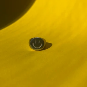 Klackring - Jättefin klackring i rostfritt stål med en graverad smiley på. Finns i storlek 6, 7, 8, 9, 10, 11, 12 och 13. (Säljer dessa i mitt UF-företag)