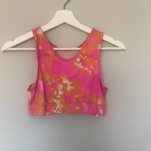 Sport-bh newbody  - Har 3st som ej går till användning längre. Lite äldre men ser som bra ut och bara använda fåtal gånger.