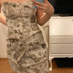 Klänning  - Fin strapless klänning med blommigt mönster, står storlek M men skulle säga att det är fel och passar mer mindre S. Aldrig använd. Rökfritt men djur finns i huset.