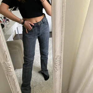 Slut sålda zara jeans  - Dessa as snygga jeans köpte jag förra hösten och säljs inte längre i butik eller på hemsidan. Raka svart/grå tvättade jeans med slits nere. Så snygga. Storlek 36. Säljs till högsta bud + frakt. HÖGSTA BUD: 340kr💗