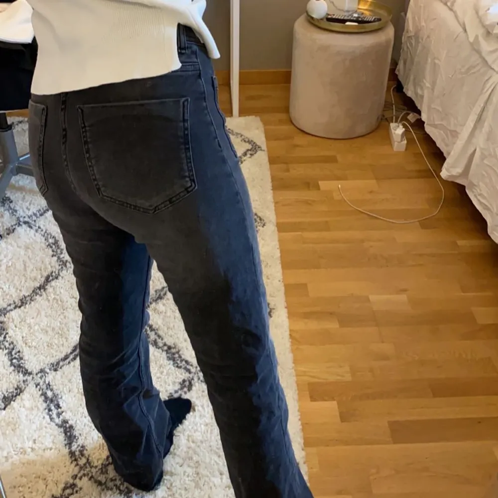 Säljer mina gråa zara jeans med knappar som inte går att köpa längre. De är mid rise. Jag är 162 och de är ganska långa på mig även fast jag har klippt dom längst ner. De är stretchiga . Jeans & Byxor.