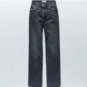Zara 90s full highwaisted jeans - Zara Jeans i storlek 34. Jättefina men för små för mig. Högmidjade.