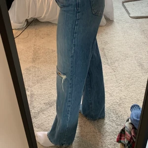 Jeans - Säljer dessa blåa jeans med hål i från Gina! Har endast anbänt de runt 5 gånger så de är i bra skick! 😇💕🦋 Skriv privat om ni har några frågor eller liknande 💗 (gratis frakt)