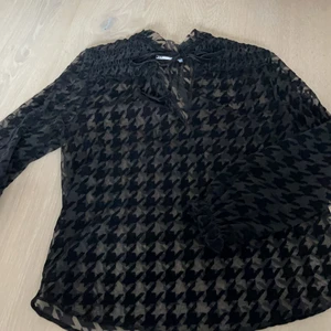 Topp från Zera  - Tunn och fin blus från Zara. Mönster med Manchester tyg. 