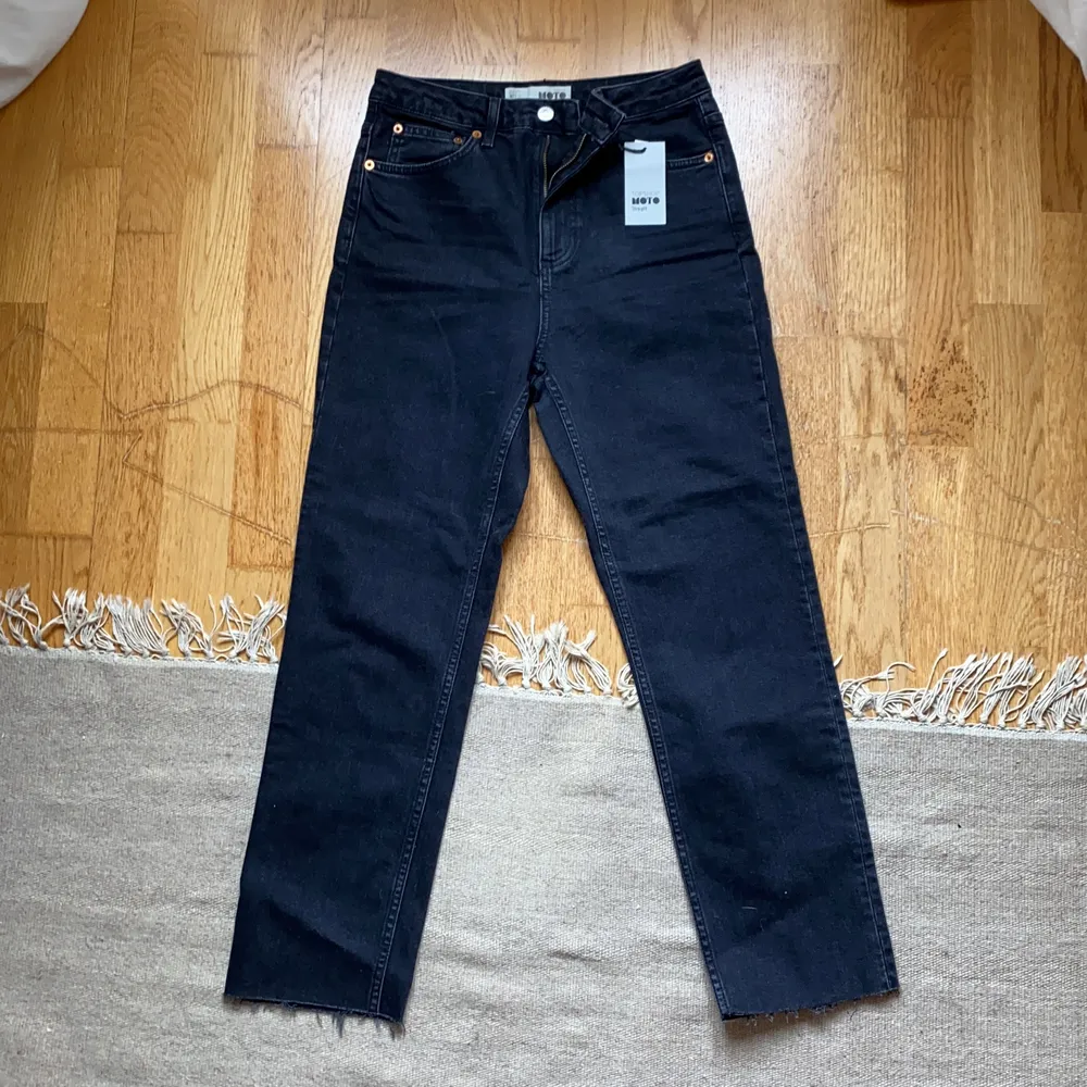 Oanvända jeans med croppade ben, Topshop, grå/svarta med slitningar vid byxbenet slut. Rak modell. . Jeans & Byxor.