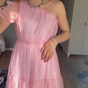 En rosa jättefin klänning, en dag gammal aldrig använd, jag har valt att vika in bandet men man kan ha de på sig💖🌸🌼