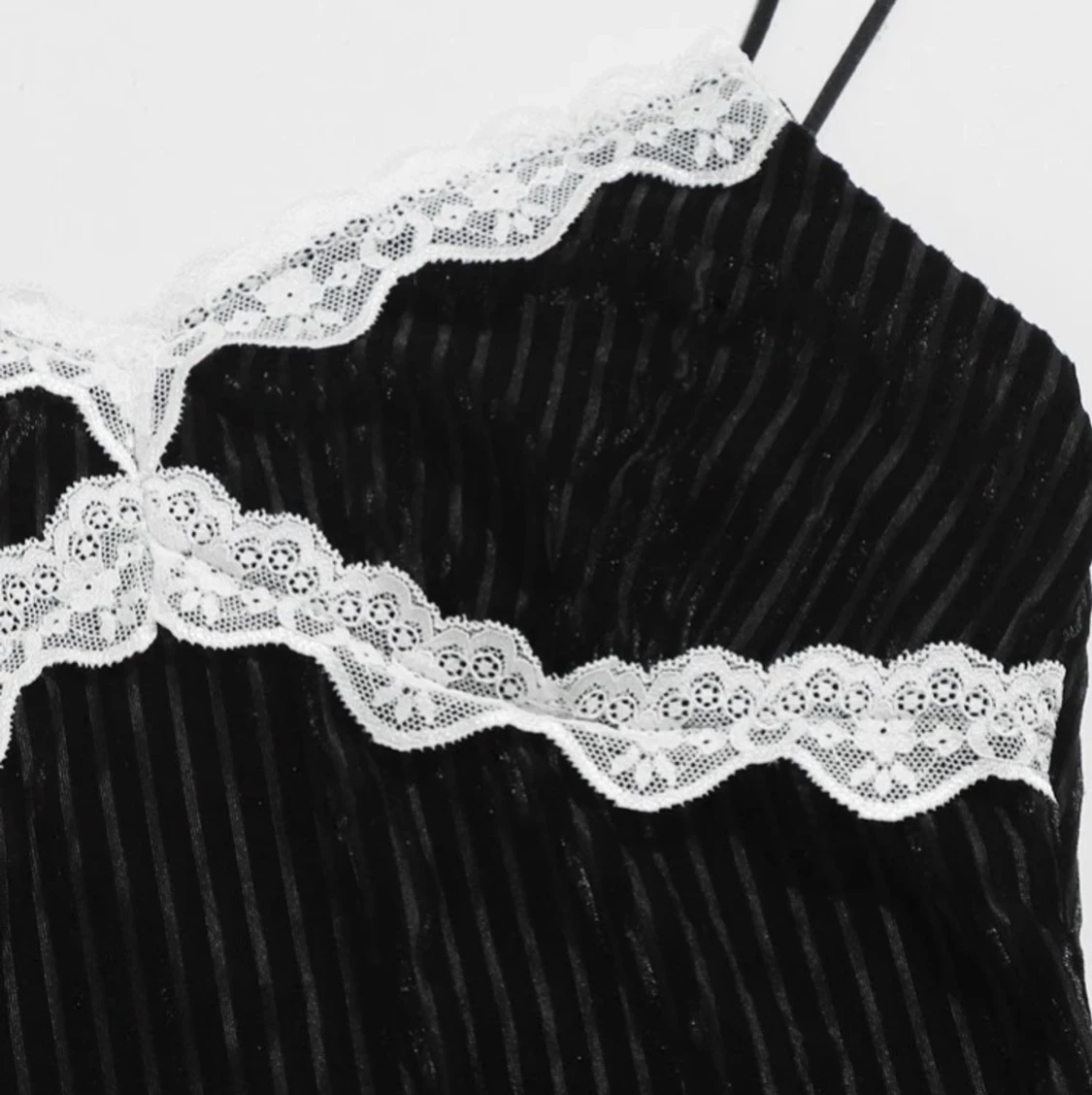 Topp med vit spets - 90