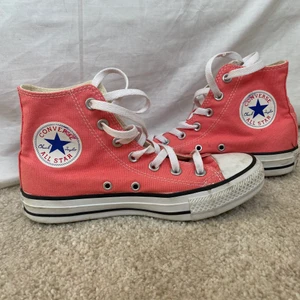 Converse - Sparsamt använda rosa converse, köparen står för frakten 💕
