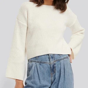 Cropped stickad tröja stlk S - Stickad cropped tröja från NAKD. Stilren och snygg, sparsamt använd. Gräddvit i färg. Köparen står för frakten.