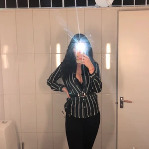 Randig skjorta stlk M - En grön randig silkes skjorta från Forever 21. Använd endast en gång. Det bästa med skjortor är att man kan styla dem hur man vill!! Köparen står för frakten.