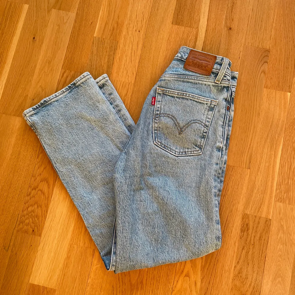 Smickrande Levis jeans i väldigt bra skick. Strl W23 L27 Säljer pga viktuppgång.  Nypris 1099:- Kan skicka fler bilder om önskas.. Jeans & Byxor.