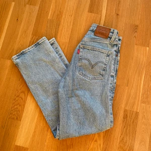 Levis ribcage straight ankle - Smickrande Levis jeans i väldigt bra skick. Strl W23 L27 Säljer pga viktuppgång.  Nypris 1099:- Kan skicka fler bilder om önskas.
