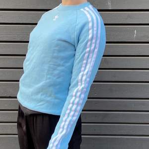 Adidas sweatshirt i ljusblå, nästan aldrig använd så i jättefint skick!